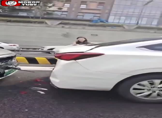 Video :You must thus secure the items you are carrying in the back (Warning - startling)